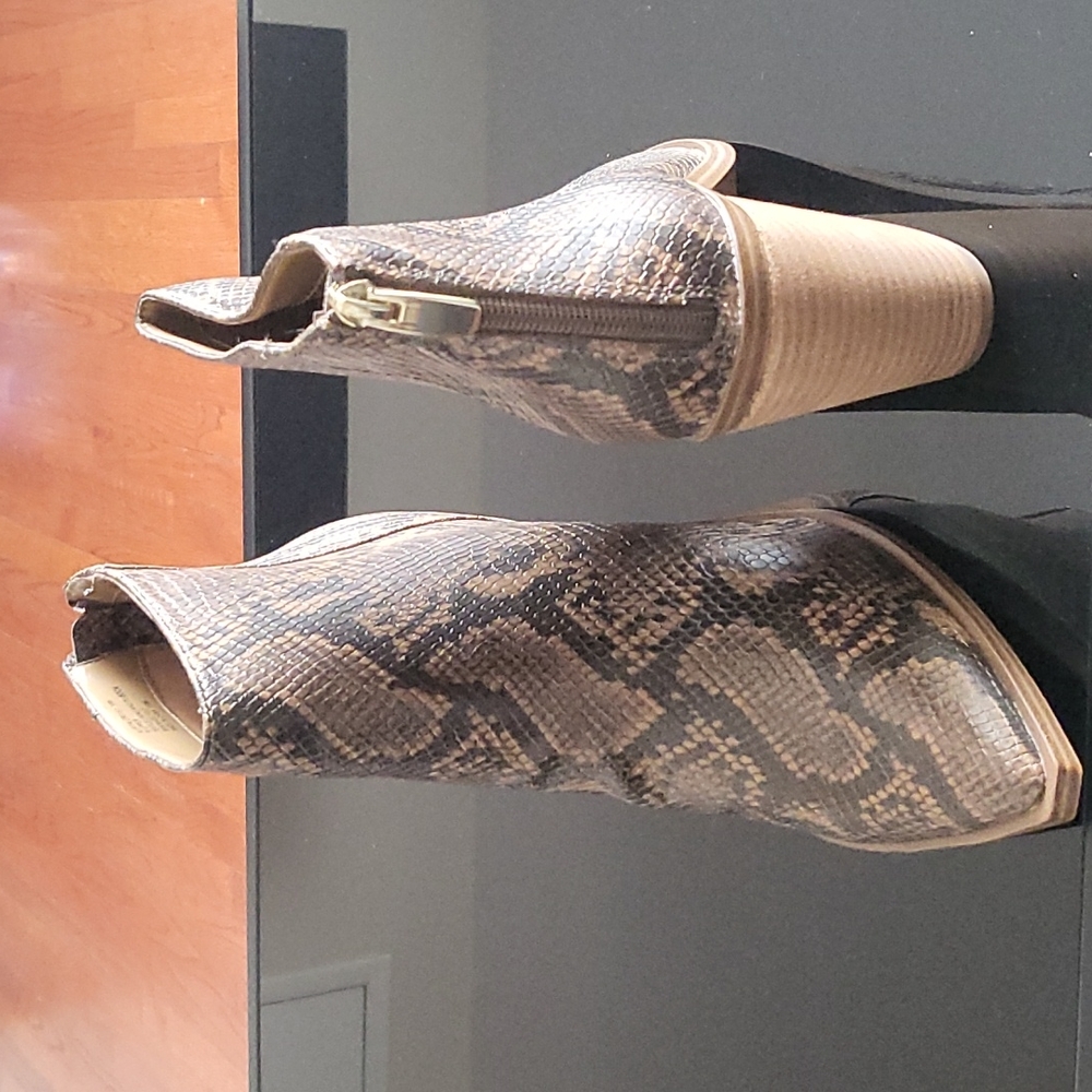 Steve Madden Brown Snake Skin size 10